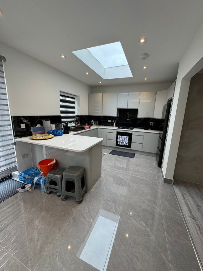 Newly Renovated Modern Home – Spacious Rooms Main Photo