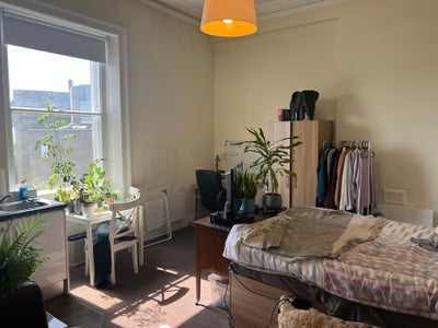 1 Bedroom Property with Parking Main Photo