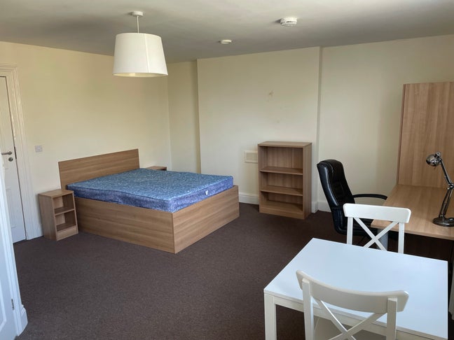 1 Bedroom Property with Parking Main Photo