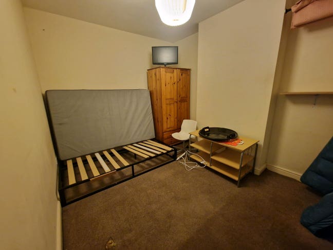 Bedroom in a friendly shared house Main Photo