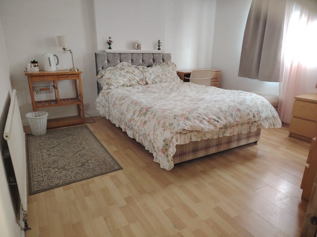 One single & one double bedroom available now  Main Photo