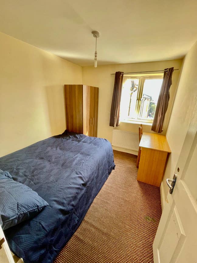 Stylish Double Room | 1 Min to Shadwell Station Main Photo