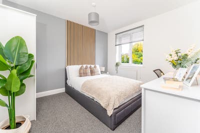 Modern & Welcoming 5-Bed Professional House Share Main Photo