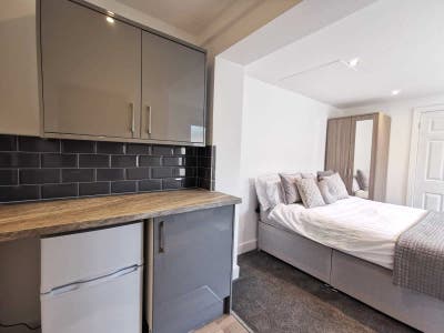 Large, Modern En Suite Moseley - Bills included! Main Photo