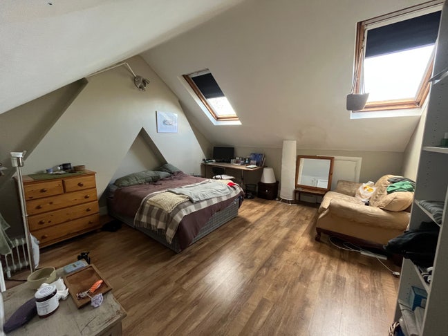 6 week sublet available in NW!  Main Photo