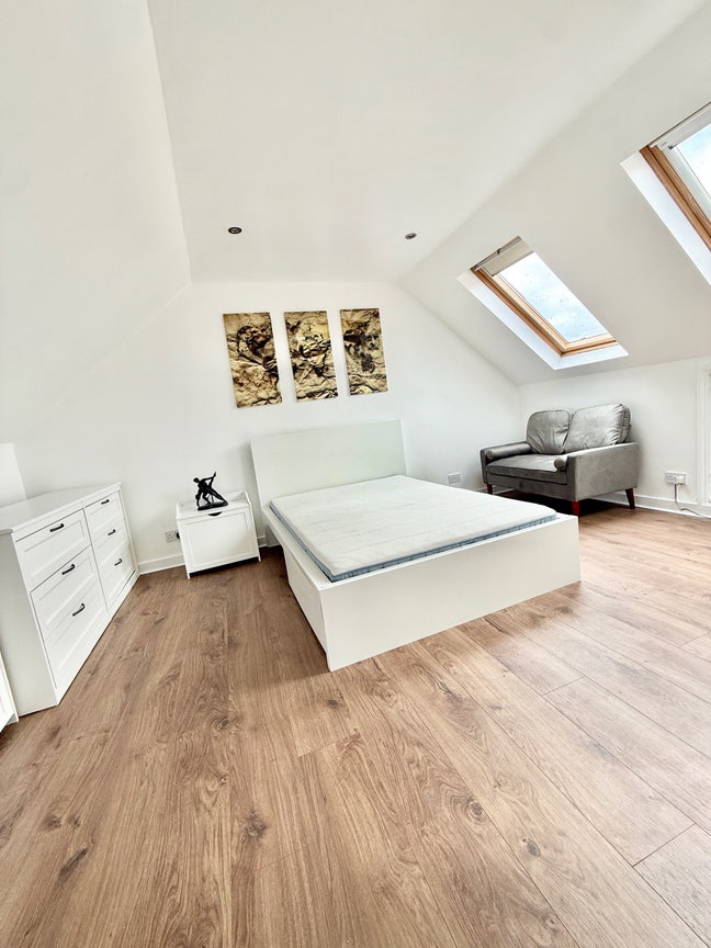 Newly Decorated Large Ensuite Double Room Main Photo