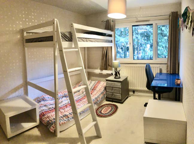 Dual level, 2 bed apt w/ riverbank views & garden Main Photo