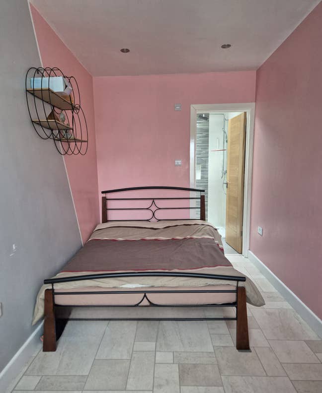 Shared room and bathroom in Sutton Main Photo