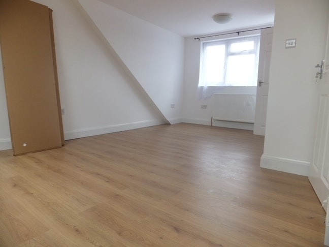 All Inclusive Large Studio,Close to Hounslow East  Main Photo