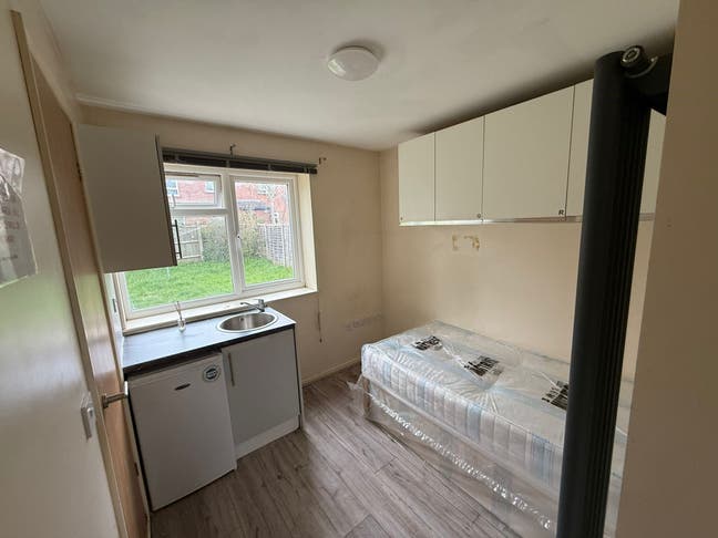 DSS-Studio Flat Available in Hayes Hillingdon UB3 Main Photo