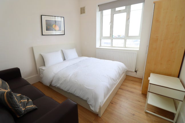 2 Spacious Rooms in the Heart of W12 Main Photo