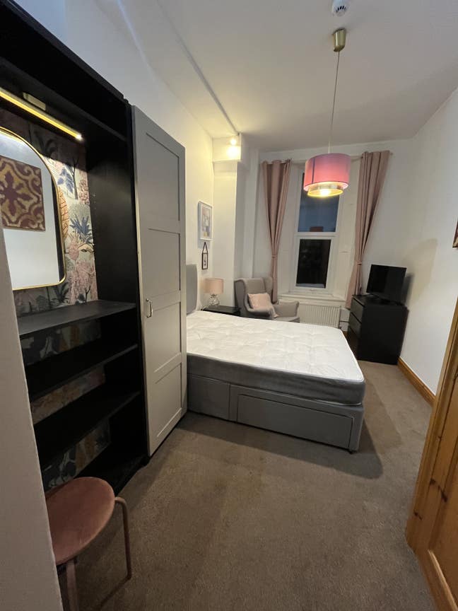 Double bedroom in quiet flat  Main Photo