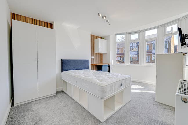 Bournemouth Park Road, SS2 - Double En-suite Room  Main Photo