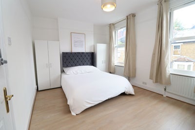 5 Min from Hammersmith Station! - Don't Miss Out! Main Photo