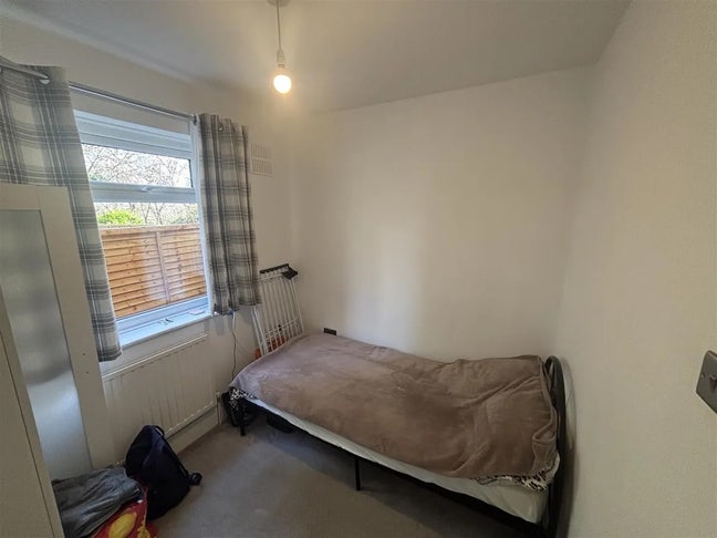 Single room available in clean house  Main Photo
