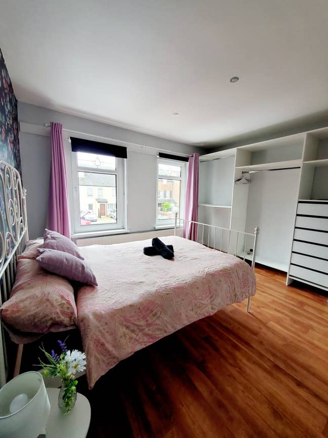 Spacious double room, city centre Main Photo