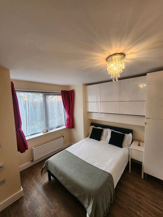 Modern En-Suite double bedroom Main Photo