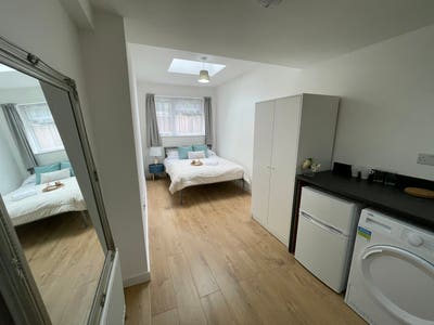 Refurbished Large double studio | Bills Included  Main Photo