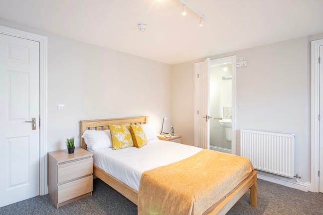 Renovated Double Ensuite with Parking  Main Photo