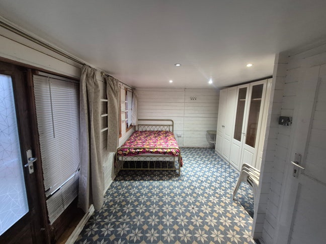 This is Big room outside.  Main Photo