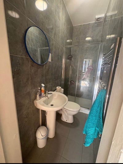 🏡 Stunning 4-Bedroom  Home  Main Photo