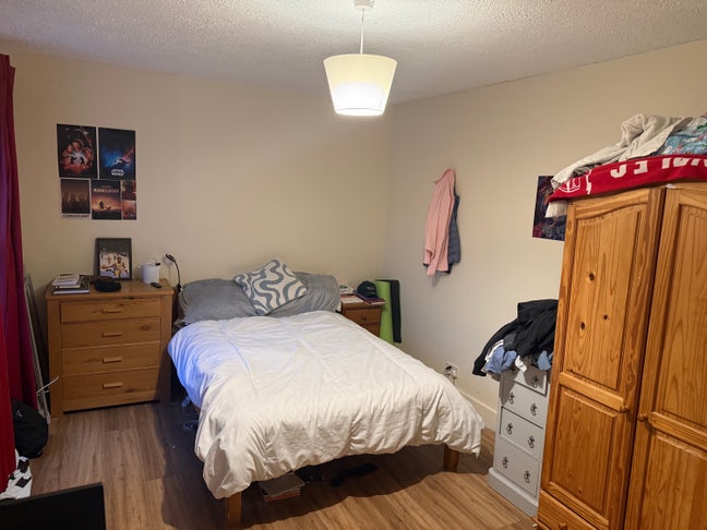 Large En-Suite Room in Shared house near station Main Photo