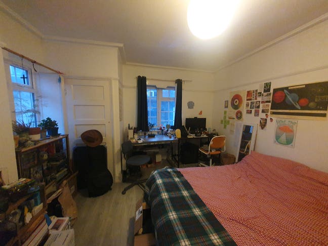 Lovely big double bedroom with open roof terrace  Main Photo