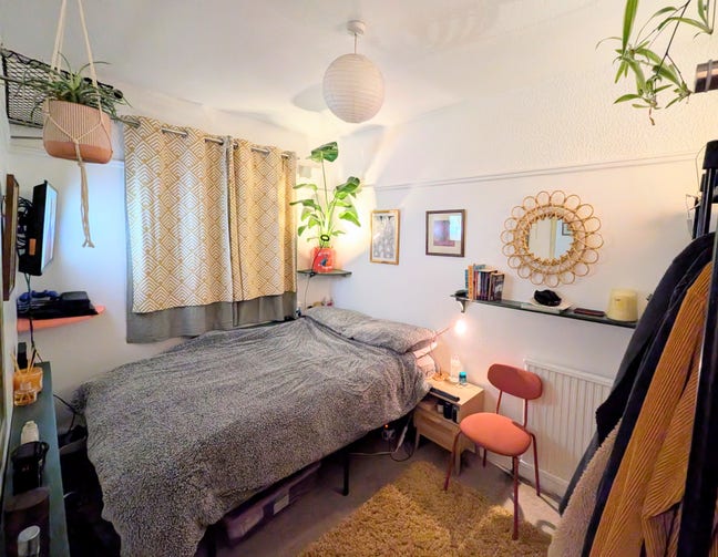 Lovely double room in friendly house share  Main Photo