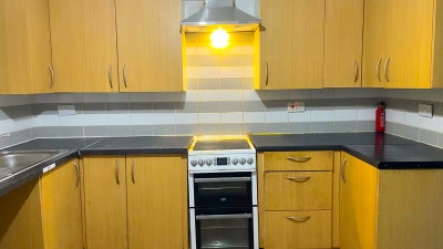 Spacious 4-Bedroom House near Ilford Main Photo