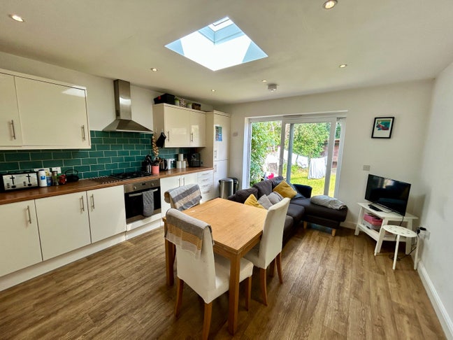 Lovely furnished double bedroom Main Photo