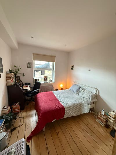 Bright double room in spacious flat Main Photo