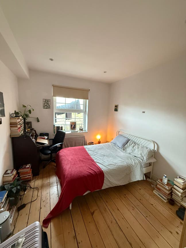 Bright double room in spacious flat Main Photo