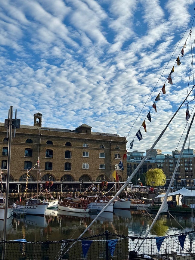 Bright room in St Katherine’s Dock Main Photo