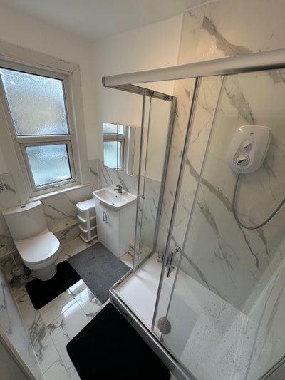 **Double Room Inc all bills in Fulham** Main Photo