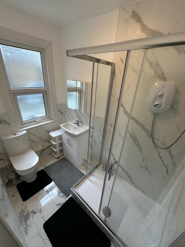 **Double Room Inc all bills in Fulham** Main Photo