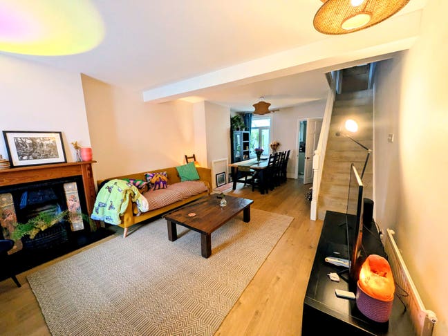 Double bedroom available in Caversham house Main Photo