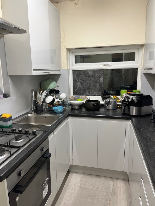 Fully furnished double room in family house. Main Photo