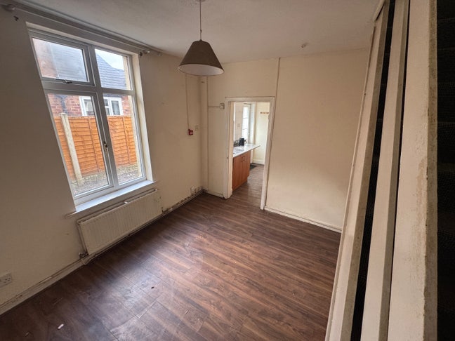 Large 1 Bed Flat - Close To City Centre  Main Photo