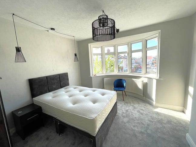 Cozy & Spacious Double Room– near Heathrow Airport Main Photo