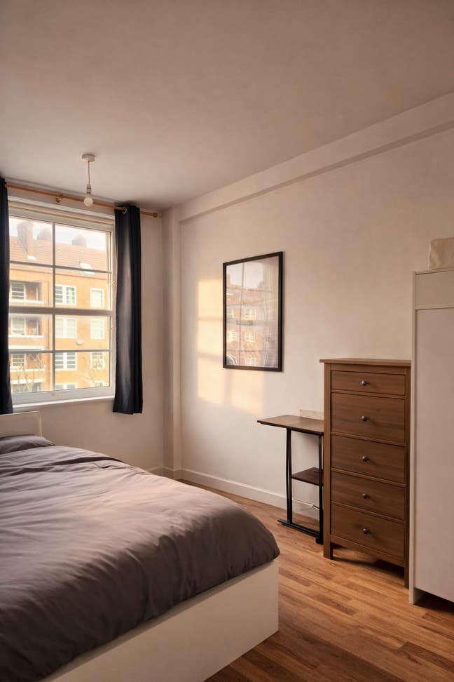 A bright double room is available,  Old Kent Rd Main Photo
