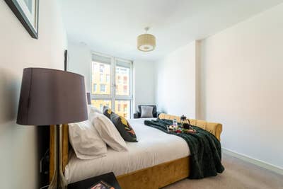 Modern Large Riverside Canary Wharf Rooms. Main Photo