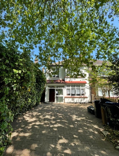 Room available in friendly girls house  Main Photo