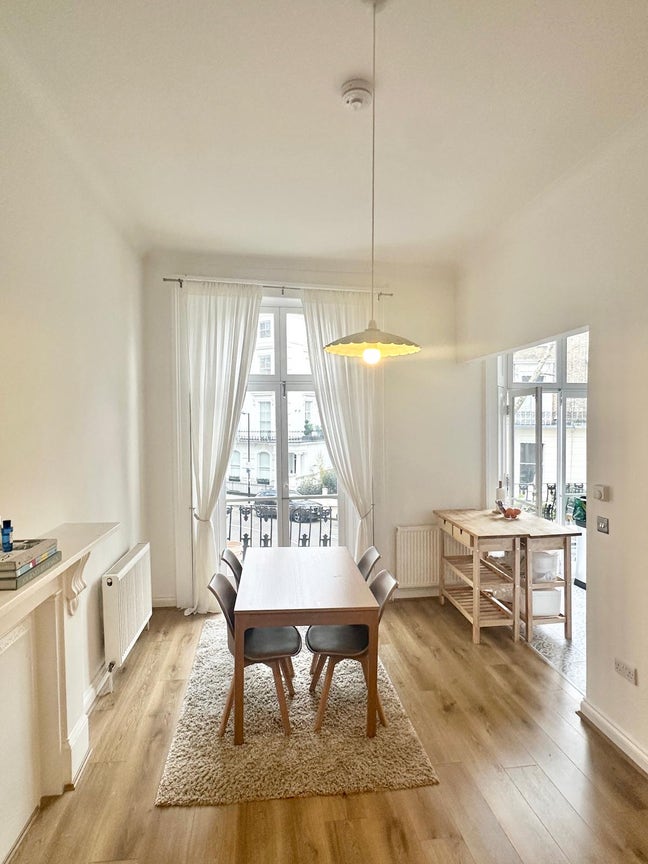 Female Professional Roommate Wanted – Take Over Te Main Photo