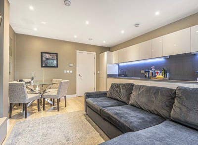 Super Modern En-Suite in Two-Bedroom Duplex Main Photo