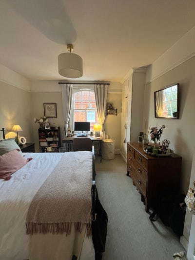 Bright Double Room in Queen’s Club Gardens Main Photo