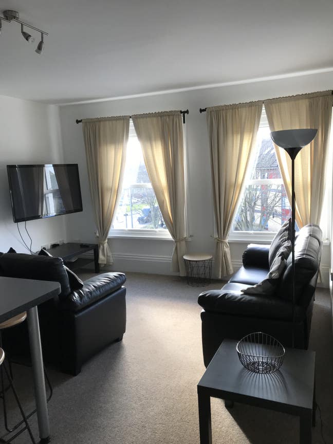 WOW! Refurbished 4 bed /2 bath flat in HU5 Main Photo