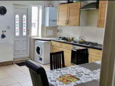 TS2 Single room with ensuite & bills included Main Photo