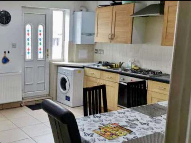 TS2 Single room with ensuite & bills included Main Photo