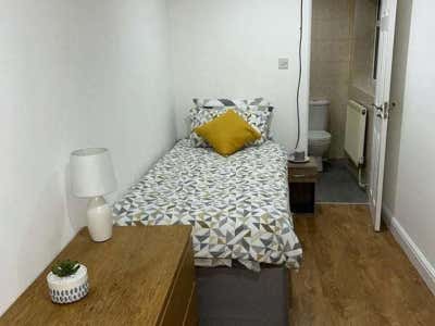 TS 🏡 En-suite Rooms Available Main Photo