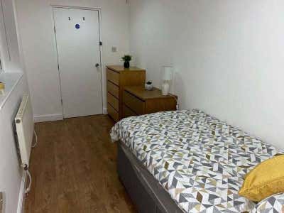 TS2 Single room with ensuite & bills included Main Photo